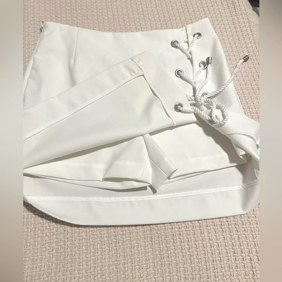 Rebecca Minkoff, mini skort, white, stretchy material, size 0 - Picture 2 of 4